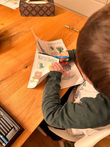 Kind schneidet Rollenspiel Räume mit einer Schere